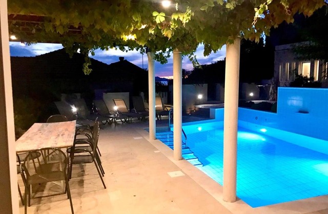 Villa Sarah - Five Bedroom Villa with Terrace and Swimming Pool
