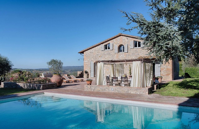 VILLA SIENA is 4 km from Siena 10PAX AC, POOL & SPA total privacy.