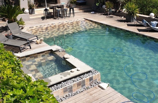 Villa surrounded by olive trees with jacuzzi, heated swimming pool, boules court