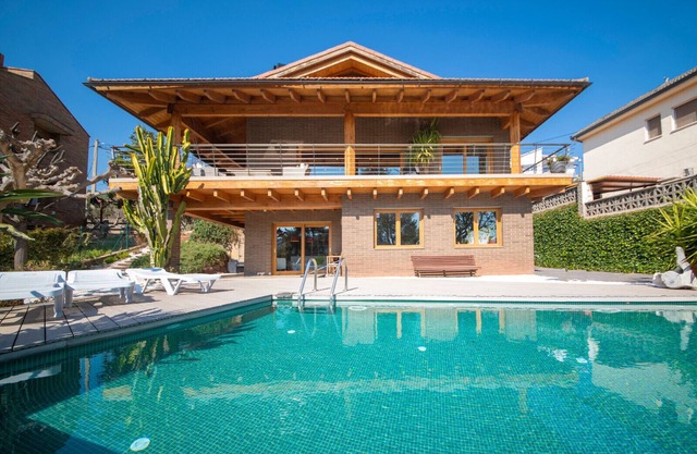 Villa Torrelles: Pool and views 20min to Barcelona