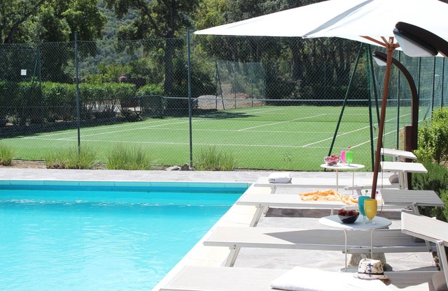Villa with large garden, private pool and private tennis court, pet friendly