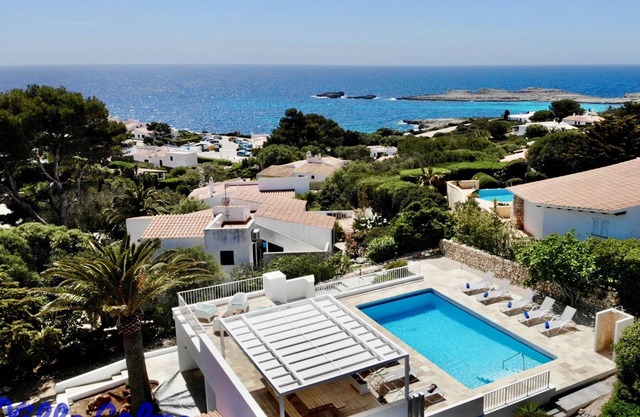 Villa with NEW large private HEATED swimming pool, 3 min. walk to sandy beach