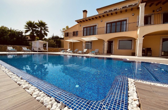 Villa with pool and view in a very quiet area.