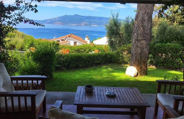 Villa with pool, garden and view!