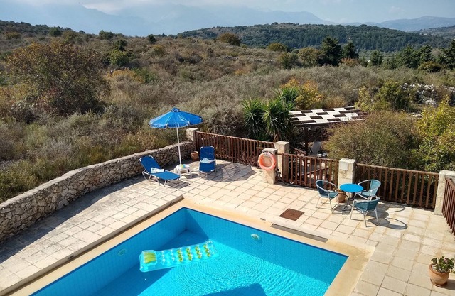 Villa with private pool, beautiful views within easy walk to Vamos village