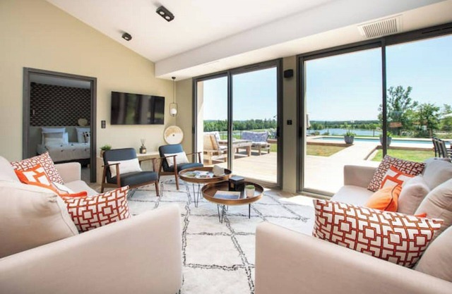 Villa with view and private pool for 12 people