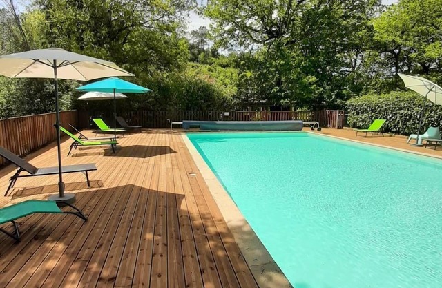Village of 10 cottages with heated outdoor swimming pool, restaurant on 1 hectare of land