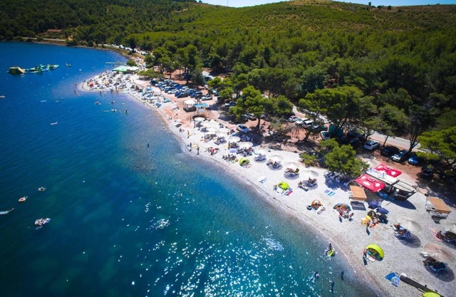 Villas Salvore & Faro, new houses near beaches, heated pool, bbq, Istria