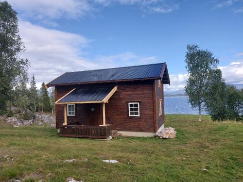 Villmarksgård, hytte ved vannet