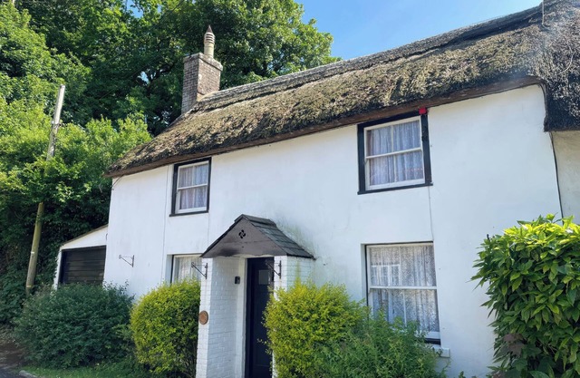 VINNEY COTTAGE, pet friendly, character holiday cottage in Owermoigne