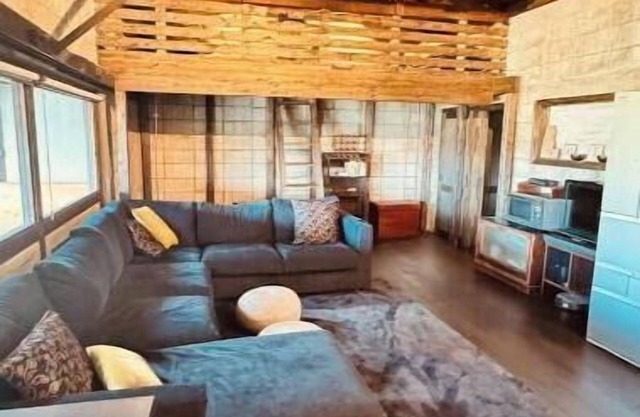 Vintage Barn with BBQ, Projector & Fresh Veggies