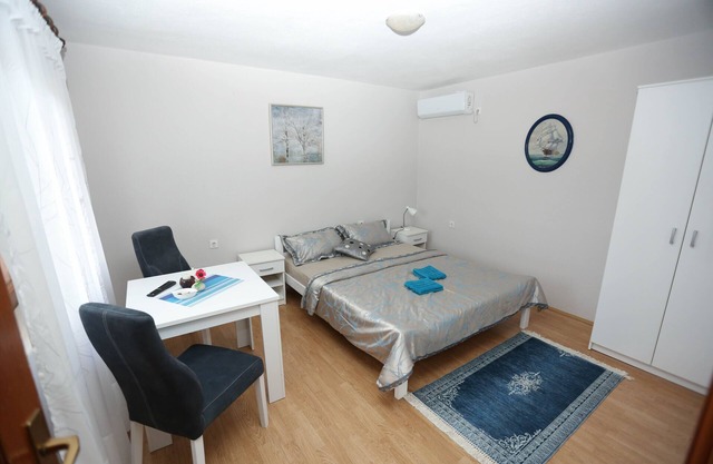 Vista Apartments - Studio Apartment with City View (A1)