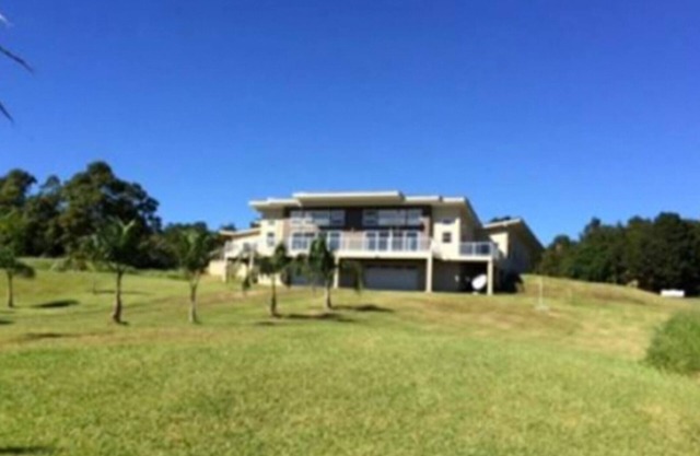 Volcanoes National Park - minutes away. 25 acre Nature Lodge