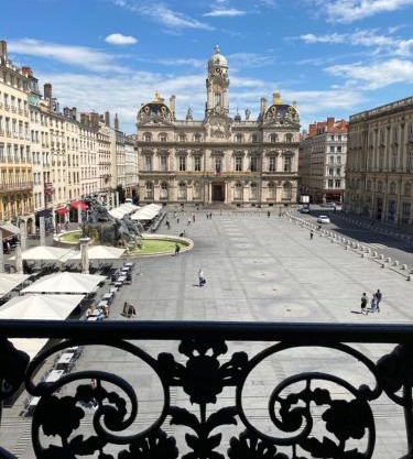 Vue Place des Terreaux-4 Voyageurs