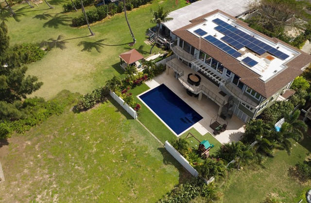 Waialua Beachfront Getaway: Oceanview, Walk to Bch! w/Pool/Game room