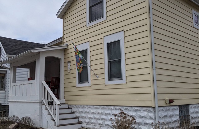 Walk downtown, close to the lake, pet friendly with no pet fees!