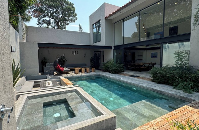 Walk to Avandaro center, 6 bedrooms, private pool, jacuzzi, firepit, karaoke