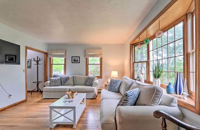 Walk to Beach & Main Street: Hyannis Cottage