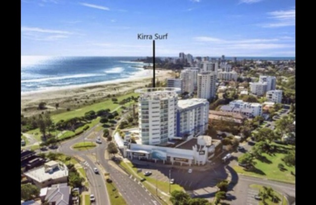 Walk to Beach/Restaurants. Private Ground level Courtyard. 5 Minutes to Airport