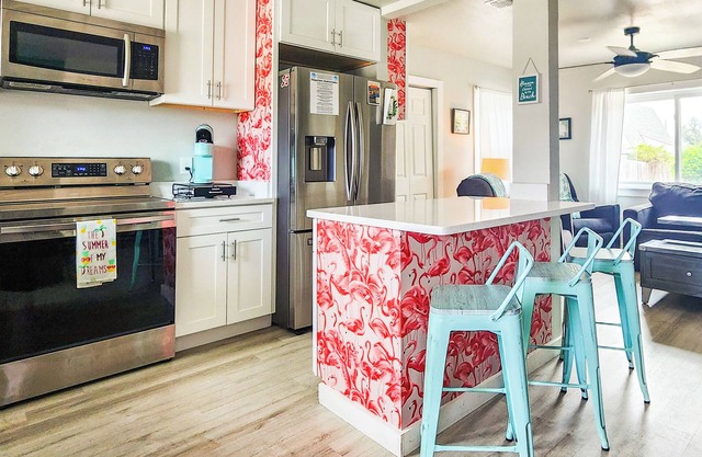 Walk To Beach, Updated Cottage, Dog Friendly, Beach Wagon Included, No Stairs