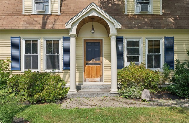 Walk to Dock Square- Quiet neighborhood!
