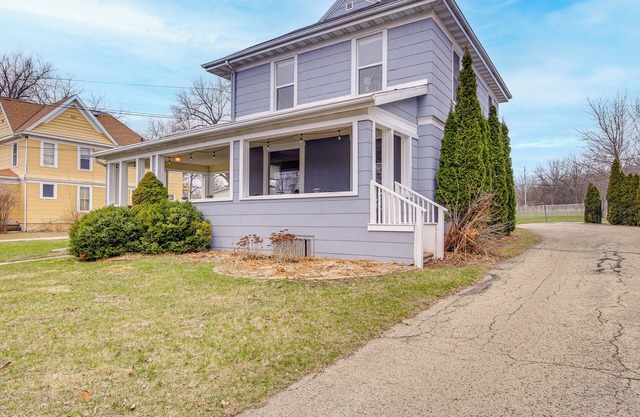 Walk to Dtwn Green Lake: Peaceful Getaway w/Porch