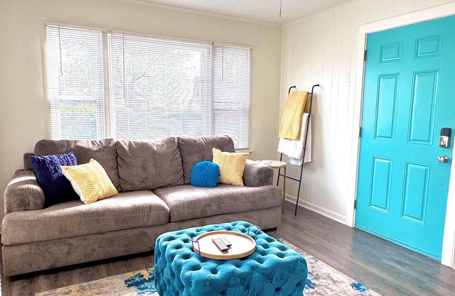 Walk to EVERYTHING! Steps to Restaurants/Shopping/Nightlife! ~Bardstown Rd/4ppl