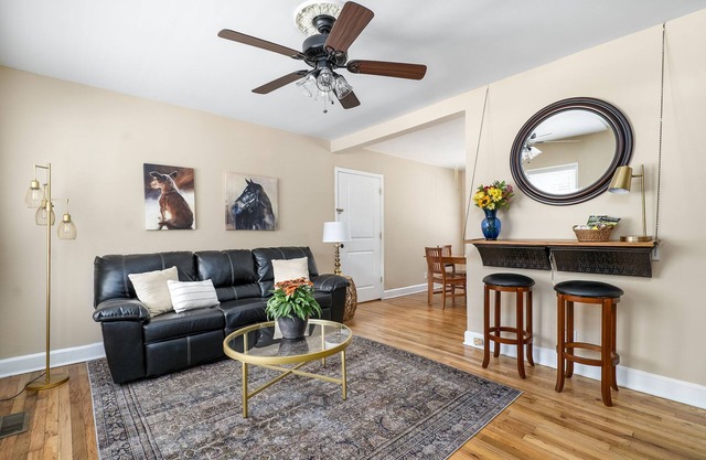 Walk to golf course & downtown Aiken from perfect 1B1B with king bed & sofa bed