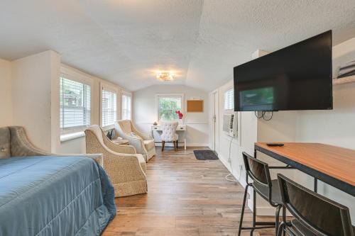 Walk to Lake Hunter Cozy Pet-Friendly Studio!