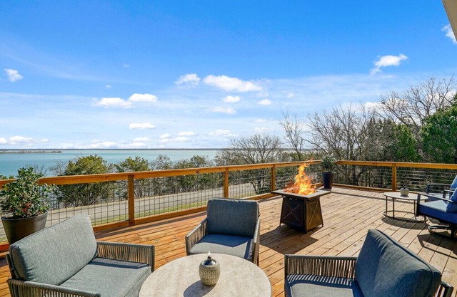 Walk to Lake Whitney~Fire Pit~BBQ Grill~King Bed