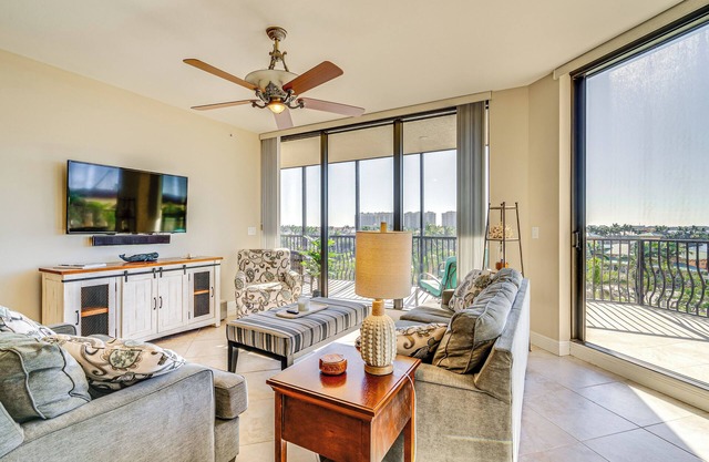 Walk to Marina + Restaurants: Cape Coral Escape!