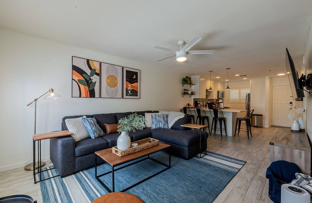 Walk to Old Town Scottsdale - Poolside Unit - Heated Pool
