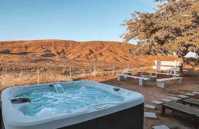 Walk to Pappys, Mountain Views, Hot Tub, Soaking Pool · Cosmic Cowboy