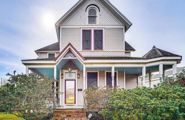 Walk to Parks & Cafes: Historic Jeanerette Home
