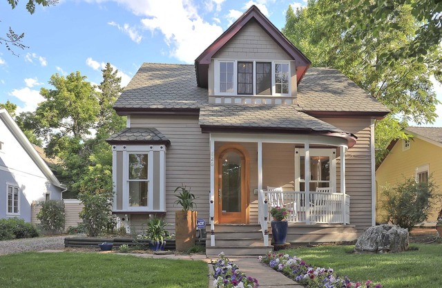 Walk to Pearl St, Huge Backyard, walk hiking, Driveway Parking
