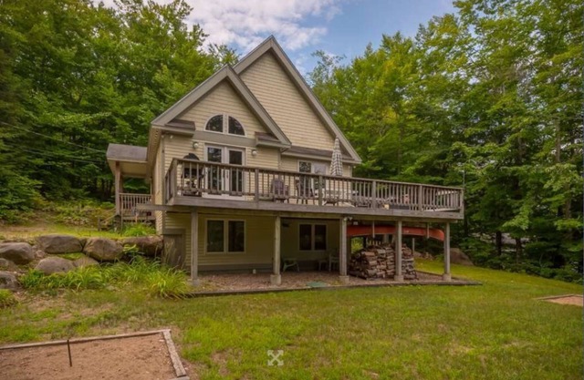 Walk to pond/playground in pet friendly chalet while enjoying mountain views