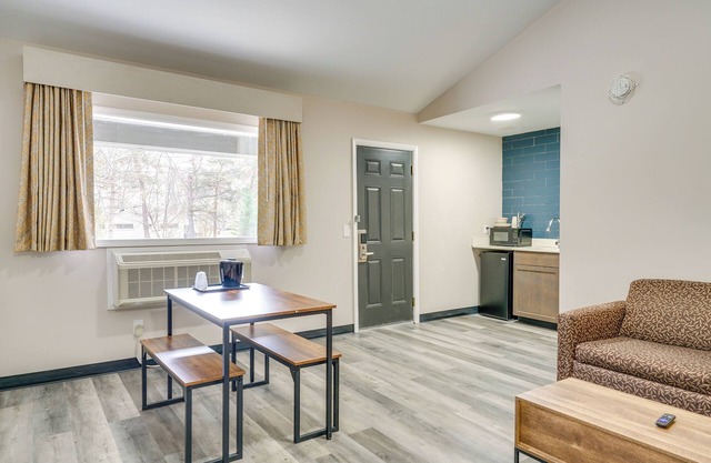 Walk to Shopping & Dining: Port Huron Studio