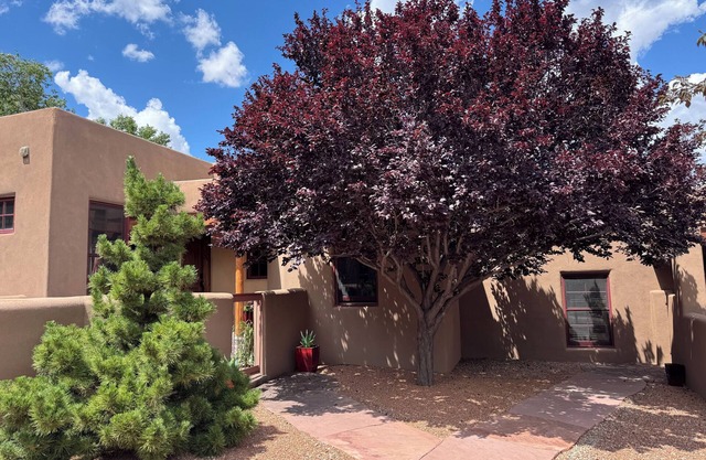 WALK TO THE PLAZA House - 2 Bedrooms and 2 Baths Sleeps 4
