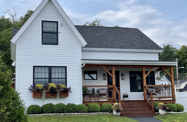 Walk to wedding venues, shops, dining, hiking, movies, ice cream & dog friendly.