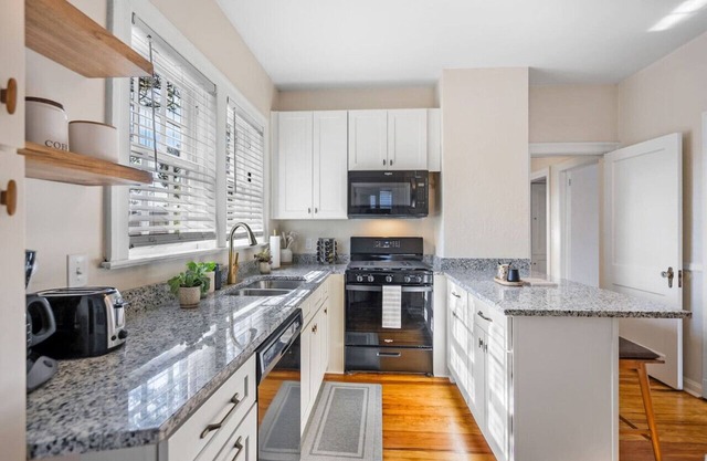 Walkable 8 Guests Parking 4BD/2.5Bath