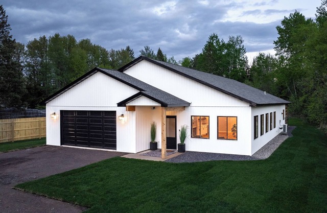 Walking distance to Pike Lake beach, hot tub & game room, pet friendly