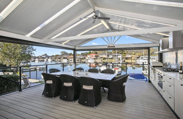WATER FRONT OASIS - PRIVATE JETTY - SPA HOT TUB-SWIMMING POOL -WOOD FIREnKAYAKS