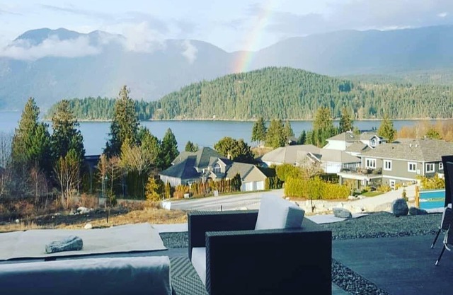 Water & Mountain Views - Cute but spacious & cozy brand new studio