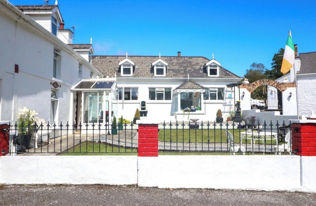 WATERFALL HOUSE, romantic, with a garden in Dunmanway, County Cork