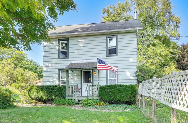 Waterfall Wonderland: Home w/Fire Pit in Newfield