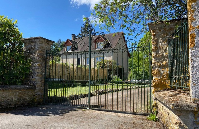 Waterfront Retreat: Spacious 6-Bedroom House with Parking, Modern Amenities, and Veranda for Relaxation