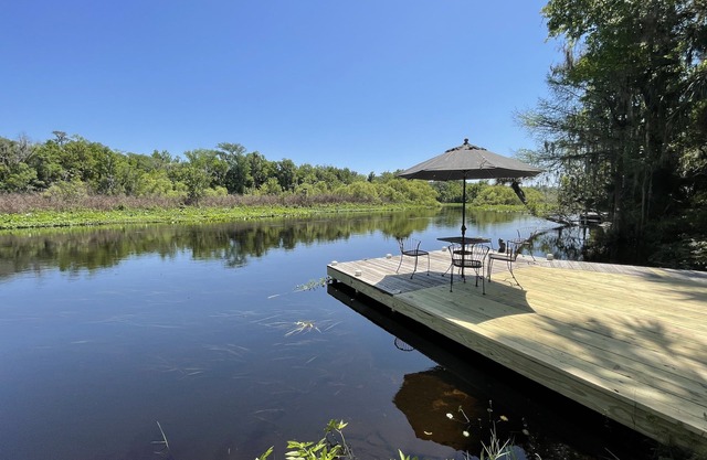 Waterfront 3 Bedroom Cottage with Dock and Kayaks Close to Mount Dora & Sanford