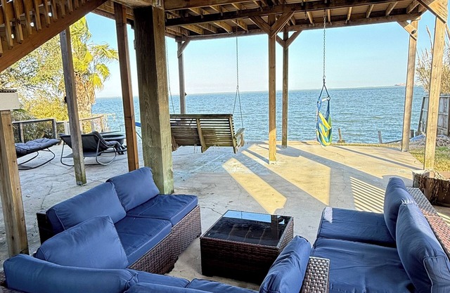 Waterfront 3bed/2bath with Hot Tub/Jacuzzi near Kemah Boardwalk NASA Galveston