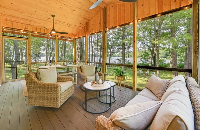 Waterfront Deck! Chic Lower Scott Lake Cottage