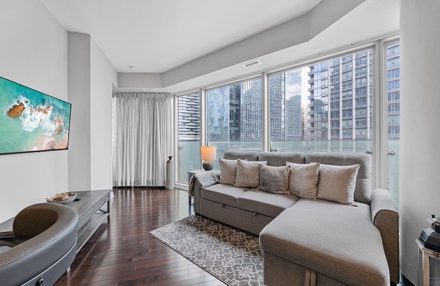 Waterfront/Ent District - 2BDRM + Free Parking